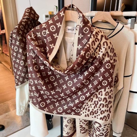 ๐โจAUTHENTICโจ๐Louis Vuitton scarf - Picture 1 of 3